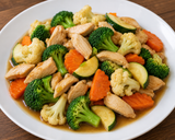 Gebratenes Poulet mit Gemüse